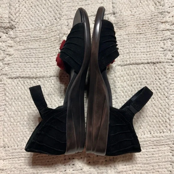 Vintage Ziera Black Suede Sandals with Rose Embellishment - Picture 3 of 5